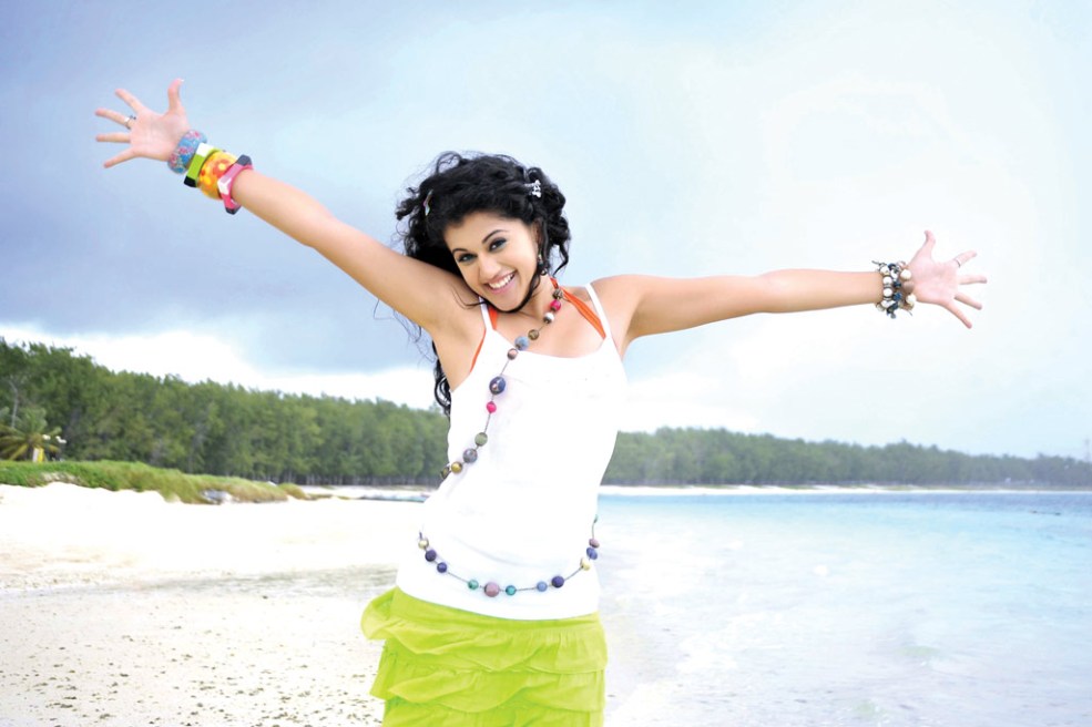 Taapsee-pannu-on-beach-hd-wallpaper-free-download1