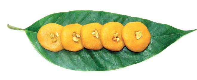 mango-sandesh-in-leaf