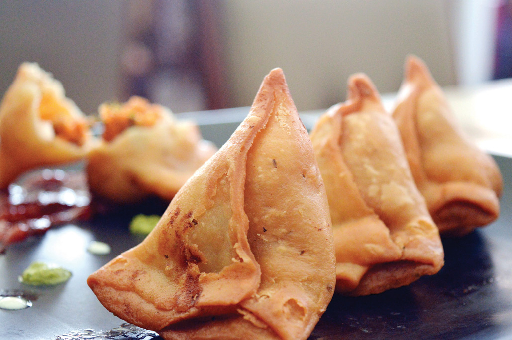 Khatta-Meetha-Samosa-with-Kairi-onion-Chutney