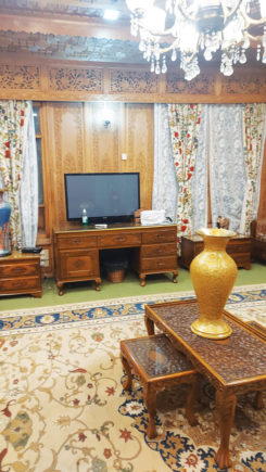 inside-the-house-boat