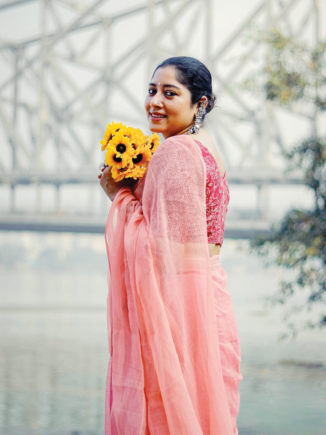 Beneath-the-Howrah-Bridge,-amidst-marigolds-and-murmurs-I-stood-still-while-the-city-moved-aroun-(1)