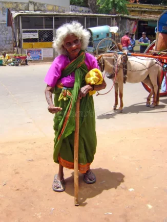 begging-old-woman-india-25825073