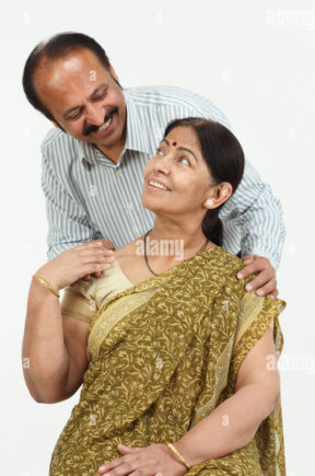 old-couple-romancing-W6ENF6