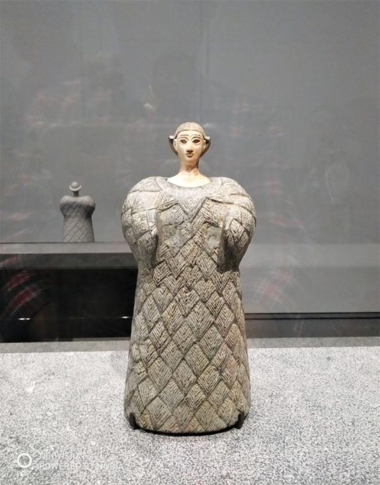 WOMAN-DRESSED-IN-WOOLEN-GARMENT---BACTREA,-2300-BCE