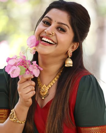 ಮಿನುಗುವ ನಗು ಮಾಯಾವಿ ನೀನು….ಈ ಜನಸಾಗರದಲ್ಲಿ ಎಲ್ಲರಿಗೂ ಸಿಗದ ನಗು ನೀನು !!!!!
