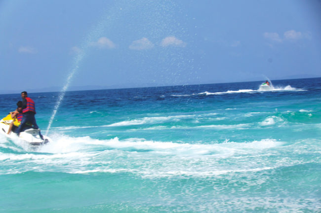 ನೀಲ ನೀರ ಮೇಲೆ ಓಡುವ ಚಕ್ರಗಳು