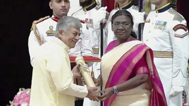 ಪದ್ಮಭೂಷಣ ಪ್ರಶಸ್ತಿ ಸ್ವೀಕರಿಸಿದ ಕನ್ನಡ ನಟ ಅನಂತ್​ ನಾಗ್​