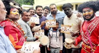 ಪ್ರಥಮ ಜಾನಪದ ಸಮ್ಮೇಳನದ ಆಹ್ವಾನ ಪತ್ರಿಕೆ ಬಿಡುಗಡೆಗೊಳಿಸಿದ ದೃವ ಸರ್ಜಾ