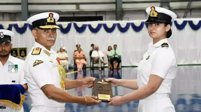 ನೌಕಾಪಡೆಯಲ್ಲಿ ಮೊದಲ ಮಹಿಳಾ ಫೈಟರ್‌ ಪೈಲಟ್‌ ಸಬ್‌ ಲೆಫ್ಟಿನೆಂಟ್‌ ಆಸ್ಥಾ ಪೂನಿಯಾ!