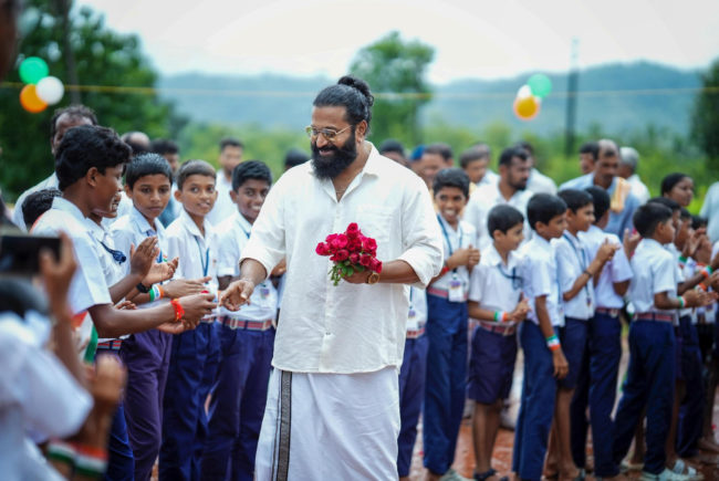 ಕೆರಡಿ ಶಾಲಾ ಮಕ್ಕಳೊಂದಿಗೆ ಸ್ವಾತಂತ್ರ್ಯ ದಿನಾಚರಣೆ ಆಚರಿಸಿದ ರಿಷಬ್ ಶೆಟ್ಟಿ  …
