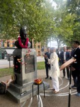 ಲಂಡನ್‌ನಲ್ಲಿ ಬಸವಣ್ಣ ಪುತ್ಥಳಿಗೆ ಪುಷ್ಪ ನಮನ ಸಲ್ಲಿಸಿದ ಡಾ. ಶರಣಪ್ರಕಾಶ್‌