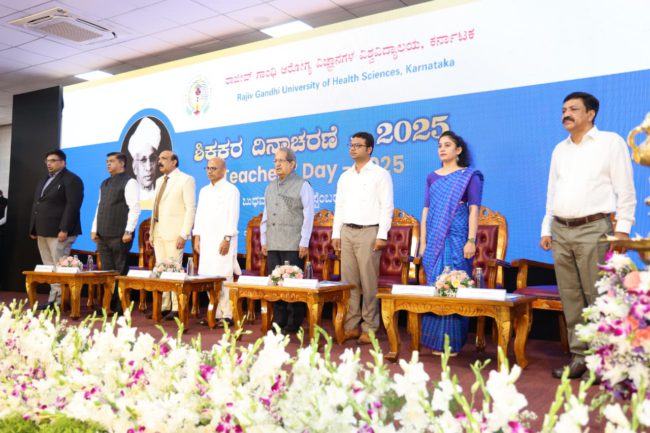 ಜ್ಞಾನದೊಂದಿಗೆ ವೈದ್ಯರು ಮಾನವೀಯತೆ ಬೆಳೆಸಿಕೊಳ್ಳಬೇಕು