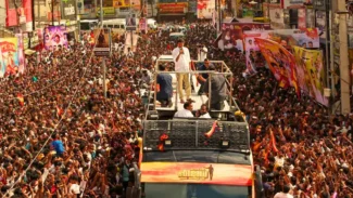 ನಟ ವಿಜಯ್ ರ‍್ಯಾಲಿಯಲ್ಲಿ ಭೀಕರ ಕಾಲ್ತುಳಿತ; ಮಕ್ಕಳು ಸೇರಿ 40 ಮಂದಿ ಸಾವು