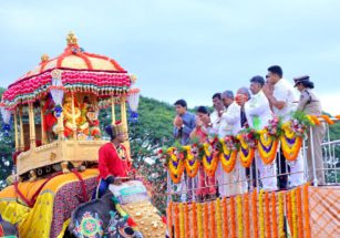 ಜಂಬೂ ಸವಾರಿ ಸಂಪನ್ನ: ನಾಡ ಅಧಿದೇವತೆಗೆ ಸಿಎಂ ಪುಷ್ಪ ನಮನ   