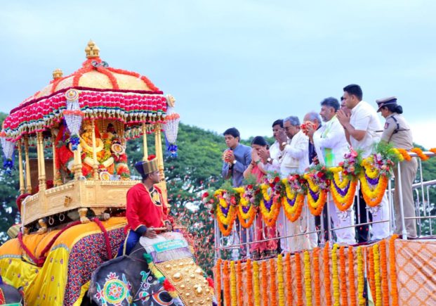 ಜಂಬೂ ಸವಾರಿ ಸಂಪನ್ನ: ನಾಡ ಅಧಿದೇವತೆಗೆ ಸಿಎಂ ಪುಷ್ಪ ನಮನ   