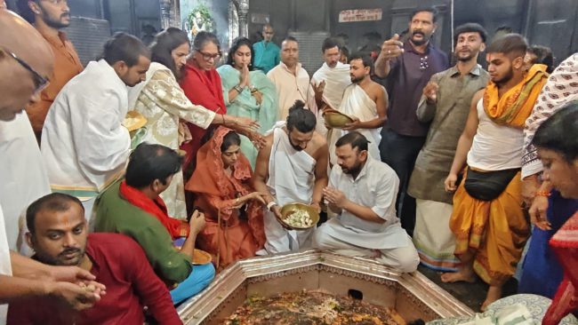 ತಾಯಿ ಮತ್ತು ಪೂರ್ವಜರಿಗೆ ಗಯಾದಲ್ಲಿ ಪಿಂಡ ಪ್ರದಾನ ಮಾಡಿದ ಕಿಚ್ಚ ಸುದೀಪ್