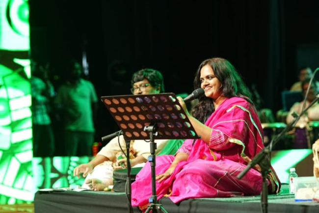 ಸತತ 12 ಗಂಟೆಗಳ ಕಾಲ 87 ಹಾಡುಗಳನ್ನು ಹಾಡಿದ ಮಾನಸ ಹೊಳ್ಳ!