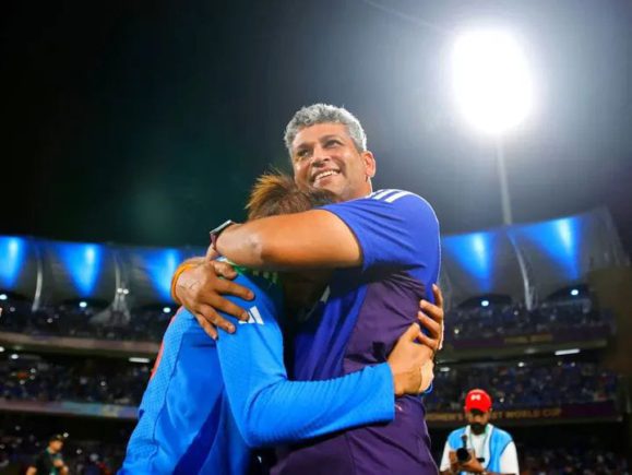 ಏಕದಿನ ವಿಶ್ವಕಪ್ ಗೆದ್ದ 3ನೇ ಕ್ಯಾಪ್ಟನ್: 2011ರಲ್ಲಿ ಧೋನಿ, 2025ರಲ್ಲಿ ಕೌರ್​