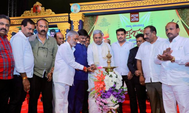 ಸಿನಿಮಾ ತಾರೆಯರು ಪರದೆ ಮೇಲೆ ಕಾಣುವಷ್ಟೇ ಮೌಲ್ಯಯುತವಾಗಿ ನಿಜ ಜೀವನದಲ್ಲೂ ನಡೆದುಕೊಳ್ಳಬೇಕು: ಮುಖ್ಯಮಂತ್ರಿ ಸಿದ್ದರಾಮಯ್ಯ