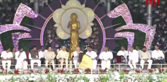 ಪ್ರಧಾನಿ ಮೋದಿ ಪಾದಗಳಿಗೆ ನಮಸ್ಕರಿಸಿದ ಐಶ್ವರ್ಯಾ ರೈ