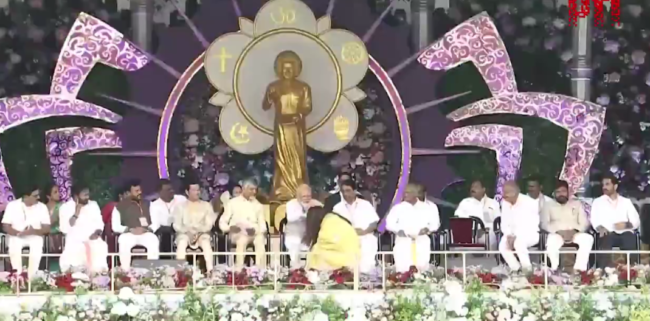 ಪ್ರಧಾನಿ ಮೋದಿ ಪಾದಗಳಿಗೆ ನಮಸ್ಕರಿಸಿದ ಐಶ್ವರ್ಯಾ ರೈ
