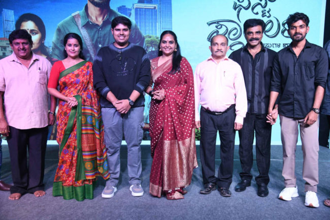 ‘ಫಸ್ಟ್ ಸ್ಯಾಲರಿ’  ಕಿರುಚಿತ್ರದ ಮೊದಲ ಪ್ರದರ್ಶನದಲ್ಲಿ ನಟಿ ಶ್ರುತಿ, ಹಿರಿಯ ನಿರ್ಮಾಪಕ ರಾಕ್ ಲೈನ್ ವೆಂಕಟೇಶ್ ಸೇರಿದಂತೆ ಹಲವು ಗಣ್ಯರ ಉಪಸ್ಥಿತಿ…….. .