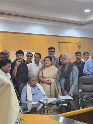 ಮುಖ್ಯಮಂತ್ರಿ ಸಿದ್ದರಾಮಯ್ಯ ಅವರಿಗೆ ಮನವಿ ಸಲ್ಲಿಸಿದ ಡಾ.ಜಯಮಾಲಾ….