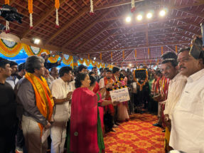 *ಅದ್ಧೂರಿಯಾಗಿ ನೆರವೇರಿದ ಗುಮ್ಮಡಿ ನರಸಯ್ಯ ಸಿನಿಮಾದ ಮುಹೂರ್ತ… ನನ್ನ ತಂದೆಯೂ ಗುಮ್ಮಡಿ ನರಸಯ್ಯನಂತೆಯೇ ಜನರ ಸೇವೆ ಸಲ್ಲಿಸಿದ್ದಾರೆಂದ ಶಿವಣ್ಣ………*