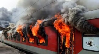 ರೈಲು ದುರಂತ: ಎರಡು ಬೋಗಿಗಳು ಬೆಂಕಿಗೆ ಆಹುತಿ