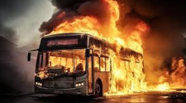 ನೆಲಮಂಗಲ ಬಳಿ ಹೊತ್ತಿ ಉರಿದ ಬಸ್: 40 ಪ್ರಯಾಣಿಕರು ಪಾರು