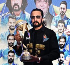 *ಸಿಸಿಎಲ್ ಟ್ರೋಫಿ ಫ್ಯಾನ್ಸ್ ಗೆ ಅರ್ಪಿಸಿದ ಕಿಚ್ಚ..ಸಿಸಿಎಲ್ ಆಡಲು ಅಭಿಮಾನಿಗಳಿಗೂ ಆಹ್ವಾನ*