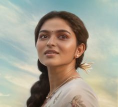 *ಪಳ್ಳಚಟ್ಟಂಬಿ ಸಿನಿಮಾದ ನಾಯಕಿ ಲುಕ್ ಅನಾವರಣ…ವಿಂಟೇಜ್ ಲುಕ್‌ನಲ್ಲಿ ಕಯಾದು ಲೋಹರ್………