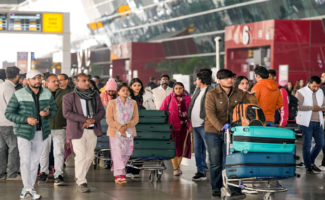 ಬೆಂಗಳೂರು ಏರ್​ಪೋರ್ಟ್​ನಲ್ಲಿ ವಿಮಾನ ಹಾರಾಟ ಸ್ಥಗಿತ: ಪ್ರಯಾಣಿಕರ ಪರದಾಟ