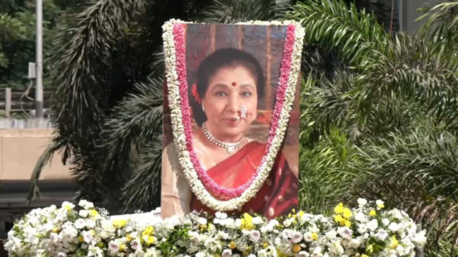 ಸಂಗೀತ ದಿಗ್ಗಜೆ ಆಶಾ ಭೋಸ್ಲೆ ನಿಧನ: 92ನೇ ವಯಸ್ಸಿನಲ್ಲಿ ಸಂಗೀತ ಲೋಕ ಮೌನ – ಸರ್ಕಾರಿ ಗೌರವಗಳೊಂದಿಗೆ ಅಂತ್ಯಕ್ರಿಯೆ