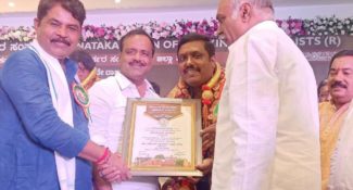 ದ್ವಾರಕೀಶ್‌ ಪ್ರಶಸ್ತಿ ಸ್ವೀಕರಿಸಿದ ಸಿನಿಮಾ ಪತ್ರಕರ್ತ ಜಗದೀಶ್‌ ಕುಮಾರ್….