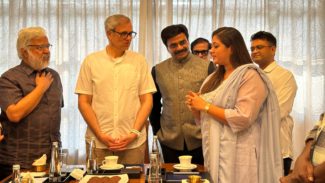 *ಬೆಂಗಳೂರಿನಲ್ಲಿ ಜಮ್ಮು – ಕಾಶ್ಮೀರ ಮುಖ್ಯಮಂತ್ರಿ ಓಮರ್ ಅಬ್ದುಲ್ಲಾ ಅವರನ್ನು ಭೇಟಿ ಮಾಡಿದ ಕನ್ನಡ ಚಿತ್ರರಂಗದ ಗಣ್ಯರು…. 