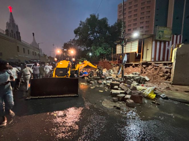 ಮಳೆಗೆ ಬೌರಿಂಗ್ ಆಸ್ಪತ್ರೆ ಕಾಂಪೌಂಡ್ ಕುಸಿದು ಏಳು ಮಂದಿ ಸಾವು