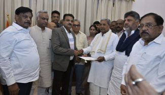 ಮುಖ್ಯಮಂತ್ರಿ ಸ್ಥಾನಕ್ಕೆ ಸಿದ್ಧರಾಮಯ್ಯ ರಾಜೀನಾಮೆ