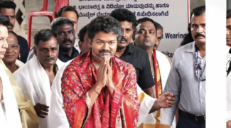 ಹರಕೆ ತೀರಿಸಲು ಕೊಲ್ಲೂರುಗೆ ಬಂದ ಸಿಎಂ ವಿಜಯ್; ಮೂಕಾಂಬಿಕೆಗೆ 1.6 ಕೆಜಿ ಬೆಳ್ಳಿ ಕಡಗ ಅರ್ಪಣೆ!
