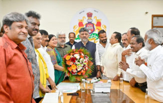 ಕನ್ನಡ ಚಿತ್ರರಂಗ ಉಳಿವಿಗೆ ಸರ್ಕಾರದ ನೆರವಿನ ಭರವಸೆ ನೀಡಿದ ಸಿಎಂ ಡಿ‌ ಕೆ ಶಿವಕುಮಾರ್!