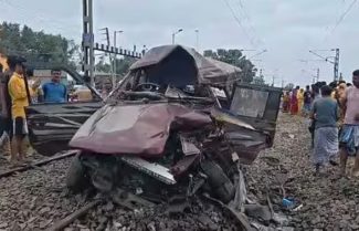 ಶಾಲಾ ವಾಹನಕ್ಕೆ ಪ್ಯಾಸೆಂಜರ್ ರೈಲು ಡಿಕ್ಕಿ