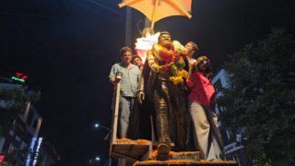 ಬೇಲ್ ಯಶಸ್ವಿ ಪ್ರದರ್ಶನ: ಬಳ್ಳಾರಿ-ಹೊಸಪೇಟೆಯಲ್ಲಿ ಶಿವಣ್ಣನ ಅಬ್ಬರ: JCB ಮೂಲಕ ಬೃಹತ್ ಹಾರ ಹಾಕಿ ಅಭಿಮಾನಿಗಳಿಂದ ಅದ್ಧೂರಿ ಸ್ವಾಗತ