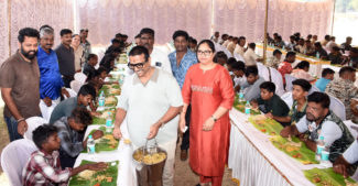 *ನಾಡಹಬ್ಬ ದಸರಾ ಸಂದರ್ಭದಲ್ಲಿ ನಿರ್ಮಾಪಕ ಸಂದೇಶ್ ನಾಗರಾಜ್ ಕುಟುಂಬದವರಿಂದ ಮಾವುತರಿಗೆ ಭೋಜನಕೂಟ…. . 